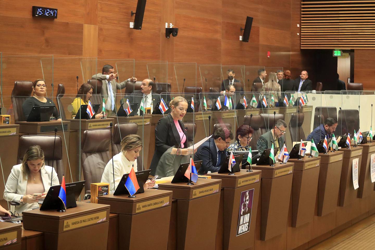 Un grupo de personas en un salón de clases
Descripción generada automáticamente con confianza media